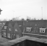 831198 Gezicht op de voorgevels van enkele huizen aan het Ondiep 124 te Utrecht, vanuit het huis Ondiep 67bis; links de ...